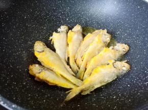 将小黄鱼一面煎黄再翻另外一面煎黄就可以盛盘备用。