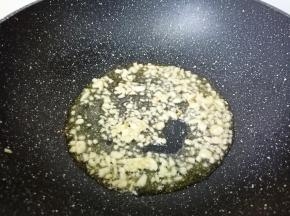 锅里的余油爆香蒜泥。