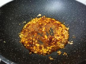加入辣椒酱炒香。