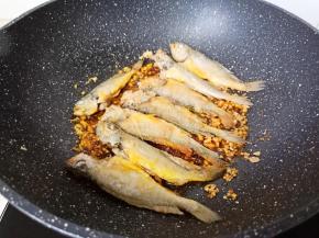 放入煎好的小黄鱼。