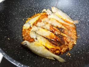 加两勺生抽调色提味。