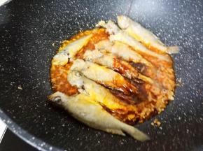 加两勺生抽调色提味。