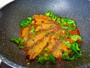 汤汁差不多时把青辣椒丝放入一起煮熟就可以出锅了。