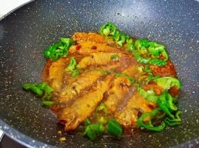 汤汁差不多时把青辣椒丝放入一起煮熟就可以出锅了。