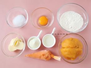 准备好材料，流心馅可以冷冻一晚再用，买的流心馅其实冻不成团，只有自己做的那些液体量大并且稀一点的才会凝固，我今天用的就是买的，直接包。