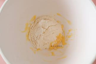将酥皮的材料倒入到揉面桶里，我做的是24个的量，用厨师机混合最快手。