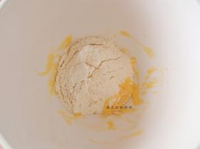 将酥皮的材料倒入到揉面桶里，我做的是24个的量，用厨师机混合最快手。