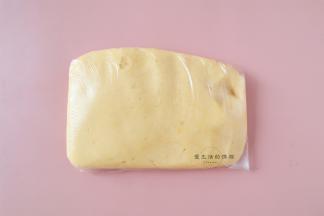 将酥皮的材料装入保鲜袋内，松弛半小时。