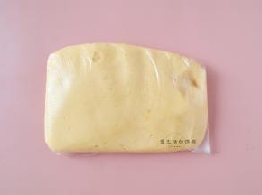 将酥皮的材料装入保鲜袋内，松弛半小时。