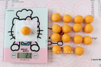 松弛的时间里可以准备馅料，奶黄馅称一个20克出来，上面的酥皮可以包8个的量。