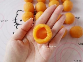 奶黄馅滚圆后从中间戳一个洞，挤入一半高度的流心馅，慢慢收口起来，因为是液体的，容易爆馅，所以馅不能挤太多，要是自己做的流心，可以冷动硬了再包。