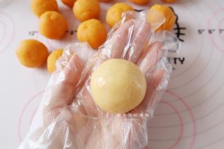 用虎口将它团成圆形，流心月饼的初胚就做好了。