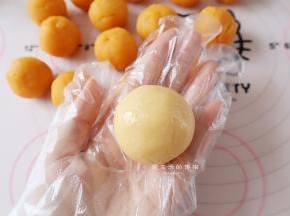 用虎口将它团成圆形，流心月饼的初胚就做好了。
