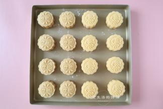 月饼模具里面撒上少许干粉防粘，月饼面胚滚上少许熟糕粉，用模具压出形状，冷冻半小时。