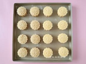 月饼模具里面撒上少许干粉防粘，月饼面胚滚上少许熟糕粉，用模具压出形状，冷冻半小时。