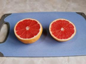 红柚洗干净，对半切开，我用了一半，量可以根据个人喜欢来。