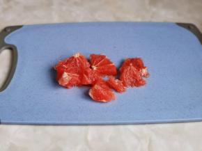 红柚去皮切小块。