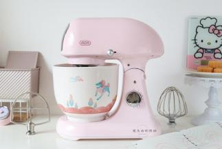 放在ACA厨师机上，启动低速混合，大约1分钟后就能混合均匀了。