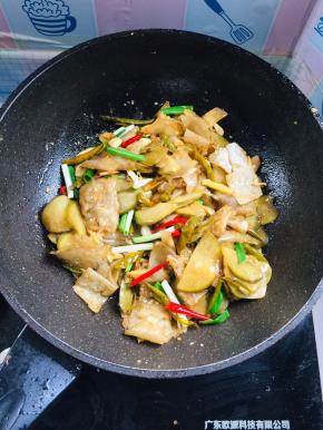 起锅前放入适量的小葱翻炒均匀即可！
