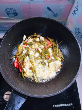 起锅烧油，放入生姜，花椒，蒜瓣，酸辣椒，小米辣爆香！