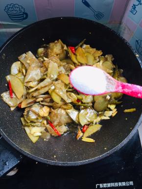 放入一勺盐翻炒均匀！