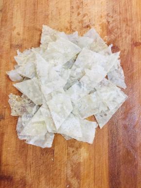 烙好的粉皮晾凉后，切成小块备用！