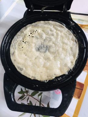 翻面再烤至一分钟左右即可取出来，继续把所有的粉浆烙完！