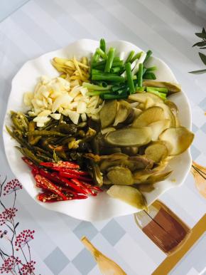 酸萝卜洗净切片，酸辣椒个小米辣切成丝，蒜瓣拍碎切成小丁，生姜切丝，小葱切成段备用！