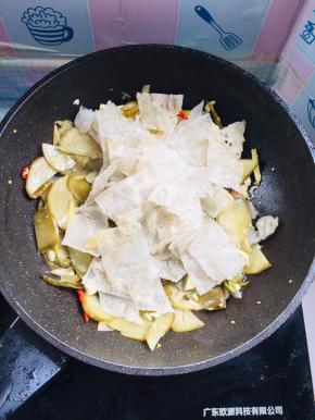 放入红薯粉皮翻炒均匀！