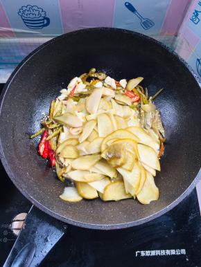 放入酸萝卜翻炒均匀！