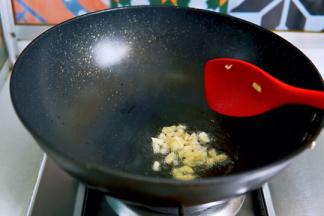 油热后，先炒蒜粒，炒出香味。