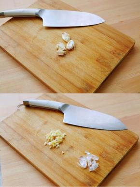 大蒜用刀压一下，再改刀切成小颗粒。