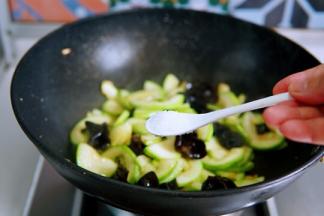 加盐翻炒入味。