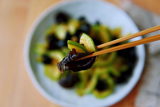 秋日进补不能缺的西葫芦炒木耳