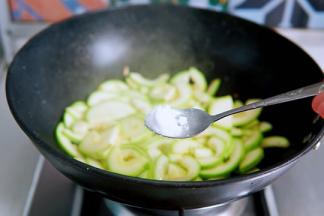 下入西葫芦片翻炒，待西葫芦片微微打蔫，加白糖继续翻炒，西葫芦片变得微微透明状。