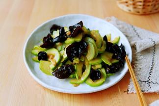 西葫芦脆嫩，黑木耳爽口脆爽。