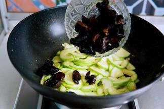 加入黑木耳继续翻炒。