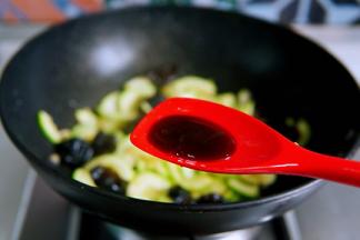 出锅前加入蚝油，翻炒均匀，即可出锅。