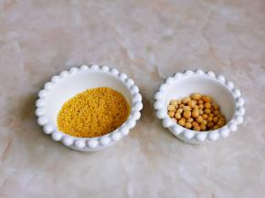 小米洗干净，黄豆洗干净泡30分钟。