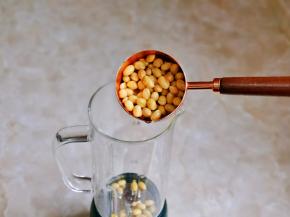 首先将黄豆加入破壁机中。