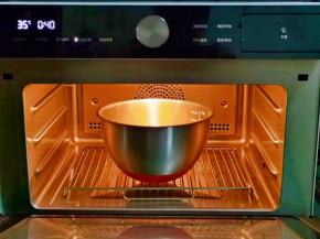 入发酵箱，35度发酵40分钟。（室温发酵也可以，但是一定要保持湿度）