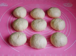 发酵好的面团，用手摁一下，不回缩，不塌陷即为发酵完成，取出面团，揉圆排气，再分成9等份，盖上保鲜膜醒10分钟。