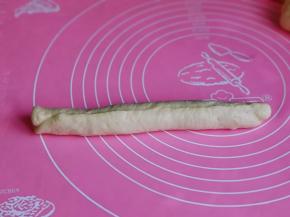 再卷起来，收口捏紧。