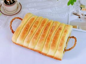 烤好后取出烤盘，趁热脱模。