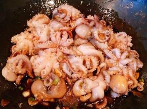 炒至章鱼微微变行成花朵状