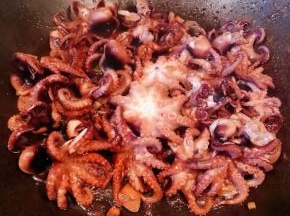 炖至汤汁快收干时放入盐和味精调味均匀即可出锅享用