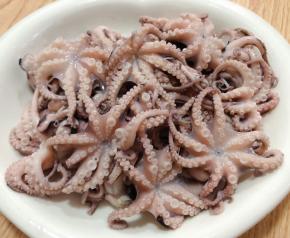 章鱼焯水时间不易过长章鱼断生即可捞出捞出放入冷水中过凉