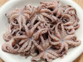 章鱼焯水时间不易过长章鱼断生即可捞出捞出放入冷水中过凉