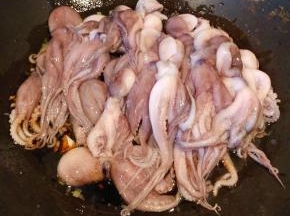依次放入章鱼大火快速翻炒均匀