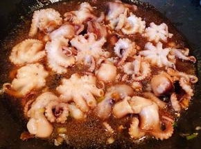 添加适量清水大火炖起来